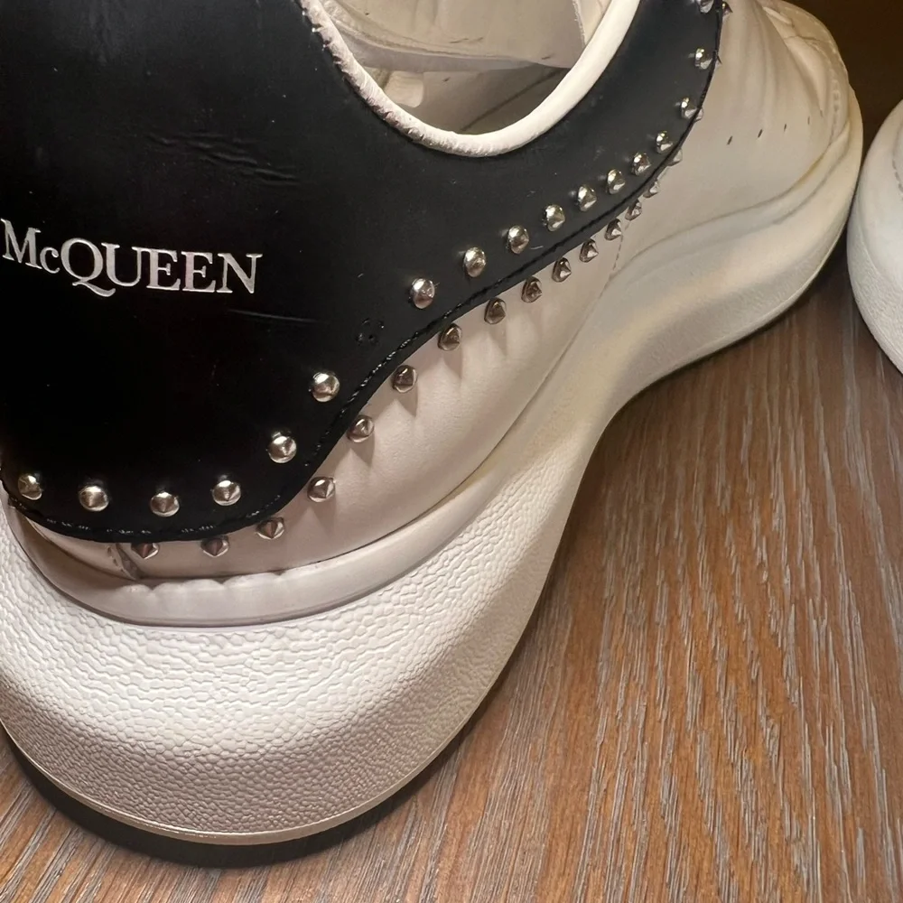 Alexander McQueen White and Black Athletic Shoes Sleek Design - Picture 4 of 11